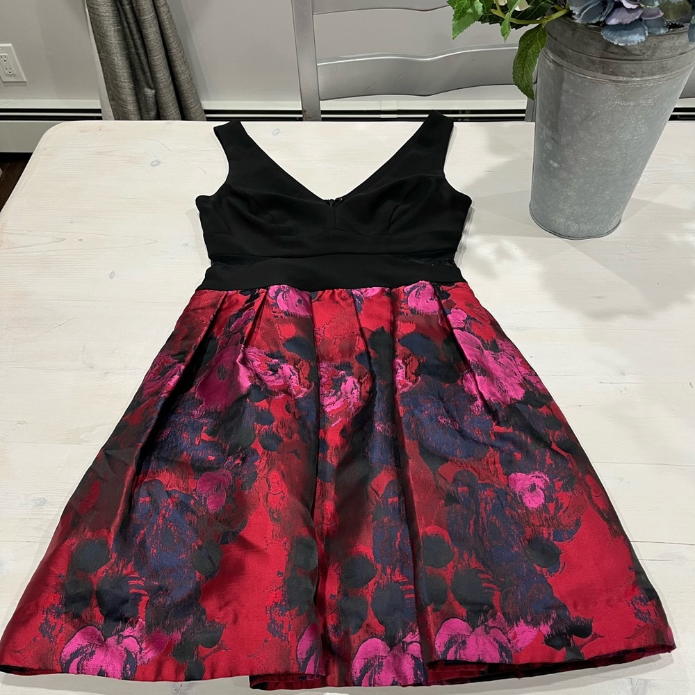 Avery‎ G size 6 black and flower fit and flare party dress